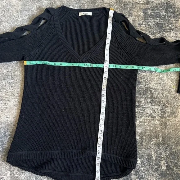 Milly Crisscross open long sleeve V- Neck Sweater M. - Picture 8 of 9